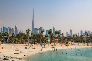 Het strand bij La Mer in Dubai