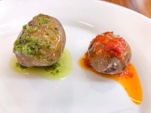 Canarische aardappeltjes met rode en groene saus