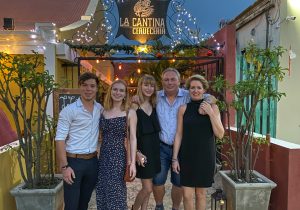 gezin uit eten met Kerstmis