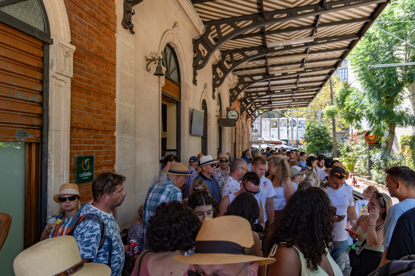 Drukte op het perron van de trein van Sollér in Palma de Mallorca