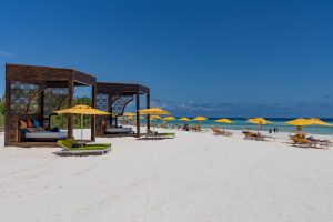 Strand bij het hotel